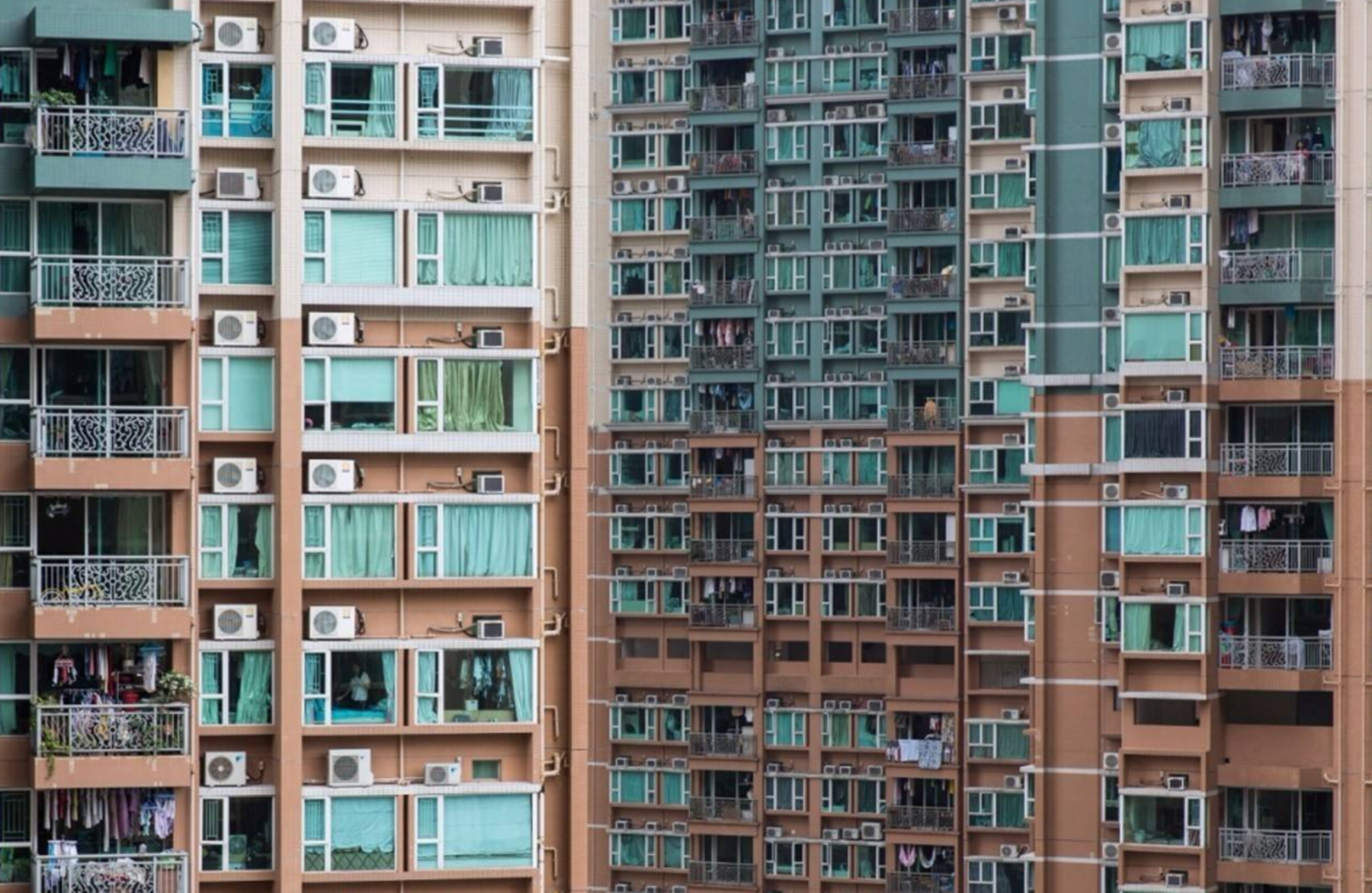 香港房价有多可怕？蔡少芬一家5口挤90平米房子，却算顶级豪宅了