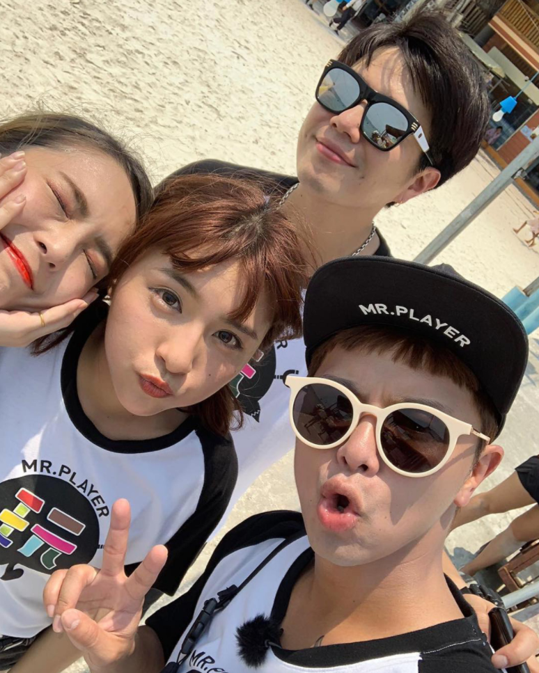 鼻酸！女友峮峮代替小鬼为其父过60大寿，完美复刻全家福