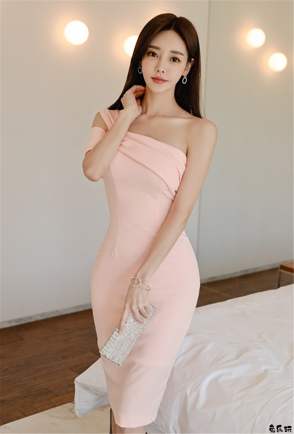 孙允珠·巴黎香颂粉红果酒蝴蝶斜肩裙