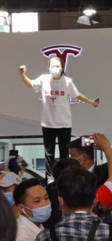 暴跌2400億！女車主大鬧，美國下令搜查，特斯拉這回如何收場？