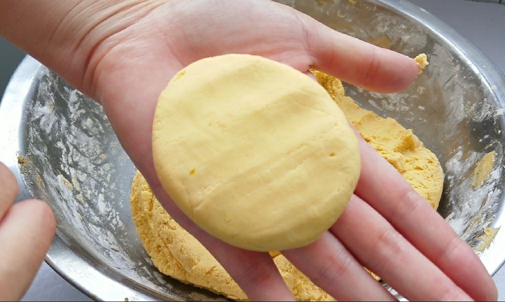 Pumpkin pie is really delicious in this way. It's easy to make, sweet and soft, you can't buy it outside