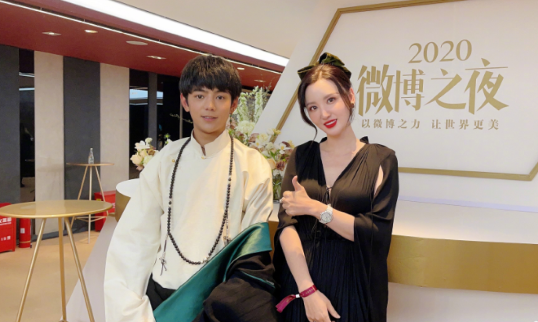 微博之夜尴尬瞬间：杨幂不满安排直接垮脸，丁