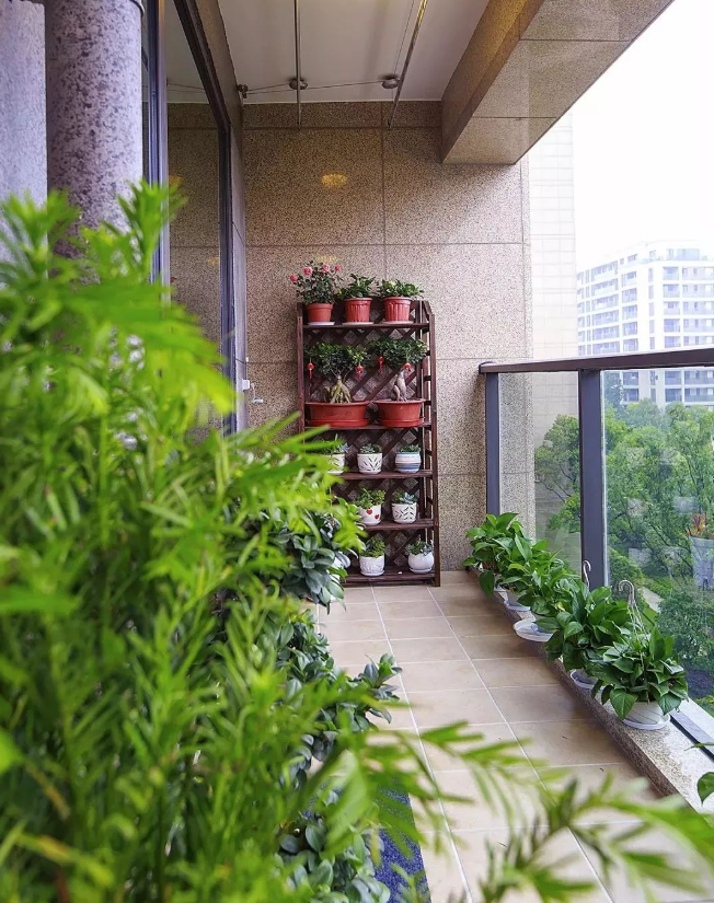 封阳台时窗户要格外讲究，窗、框选这样组合，用硅胶比皮条更实用