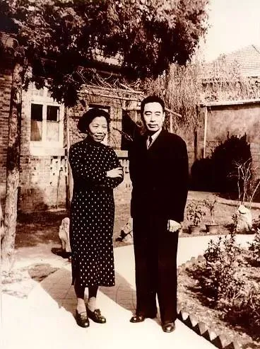 “望你珍摄,吻你万千!”周恩来一生写给邓颖超74封情书,没有一句“我爱你”却经典传世