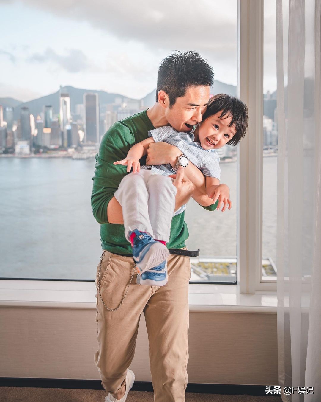 两位儿子都可爱！郑嘉颖陈凯琳晒一家四口的全家福庆祝父亲节