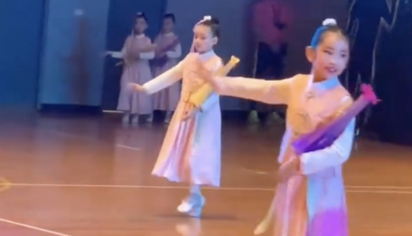 大s婆婆曬孫女演出視頻，小玥兒舞姿稚嫩，手持油紙傘變民國女孩