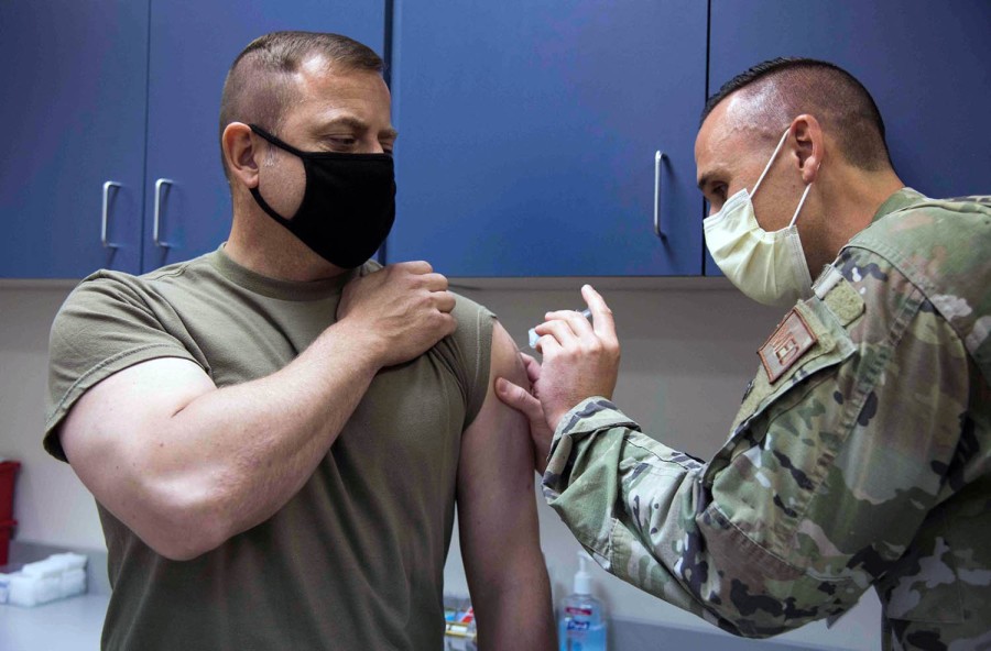 驻日美军接种疫苗，疫情肆虐日籍人员不在其中，亲密盟友狠遭打脸