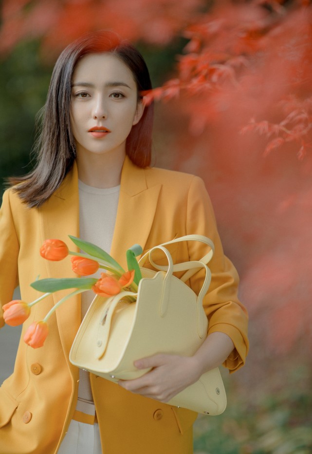 佟丽娅不愧是“新疆女神”，穿黄色西装高级优雅，笑起来真美