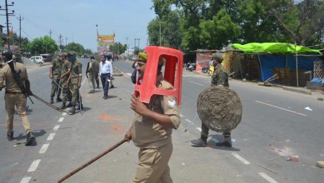 Come funny?Indian police used plastic stools and wicker baskets as riot  gear, 4 people were suspended - iNEWS