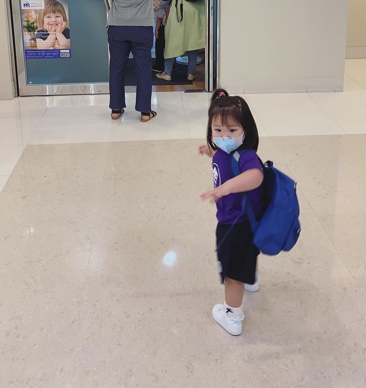 王祖藍帶大女兒出遊，父女倆眼神動作同步相似，很像哥哥和妹妹