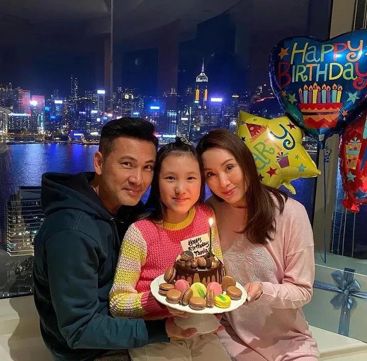 郭可盈林文龍夫婦曬全家福，11歲女兒新年向父母敬茶乖巧懂事