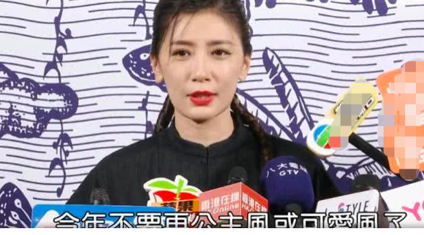 波妞讨人喜欢，被阿姨抱着还撒娇，贾静雯却想让她变小丑