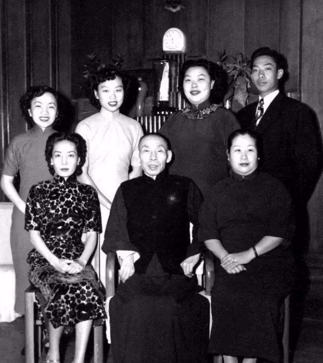 蒋介石不顾情面过河拆桥，杜月笙大呼："蒋介石，你把我当夜壶！"