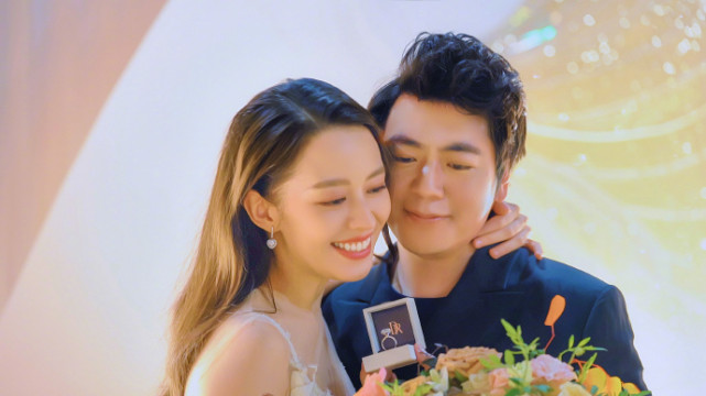 郎朗送大钻戒为娇妻庆生，吉娜晒合照高调撒糖，夫妻比心对视甜齁