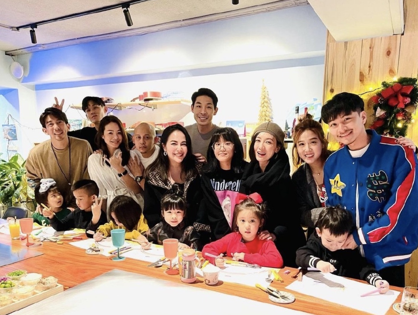 贾静雯圣诞节晒照，咘咘收获礼物造型甜美，波妞虎牙抢镜像小恶魔