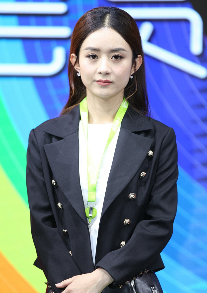 赵丽颖气质好乖巧，穿帅气的短皮裙，看起来还