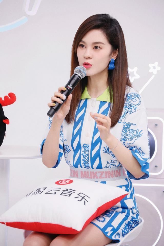 郁可唯玩转“国潮”，穿龙纹“套装裙”复古明艳，气质娇俏又少女