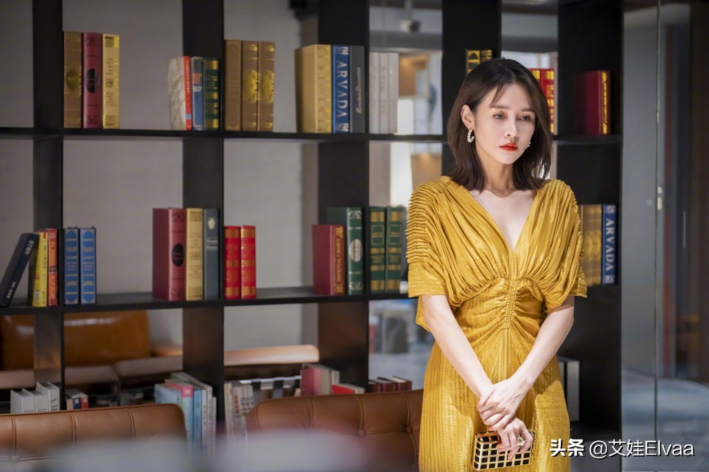 于明加夜生活真丰富，深夜买醉穿薄纱秀直尺肩