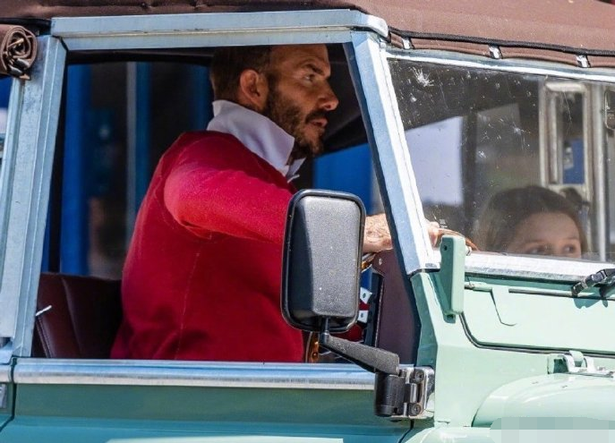 贝克汉姆近照曝光，红体恤配短裤精神抖擞，快