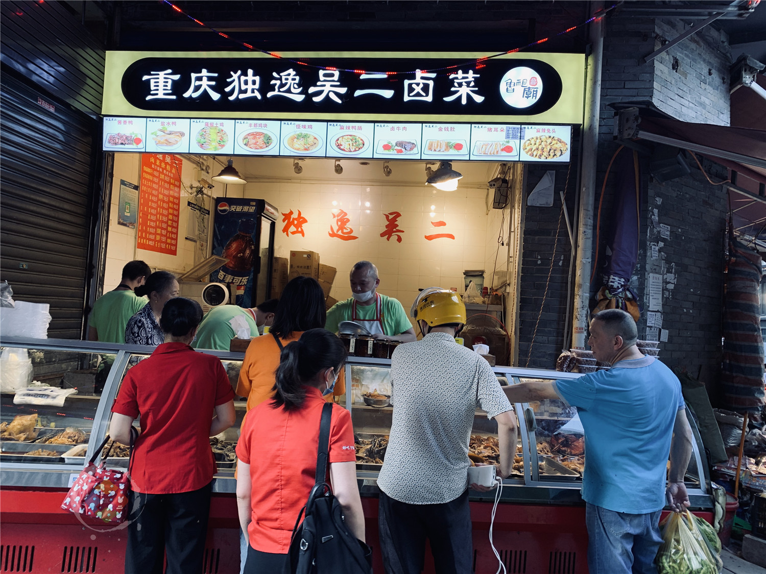 解放碑背后的老重庆：鲁祖庙菜市场，是山城市井文化的真实写照