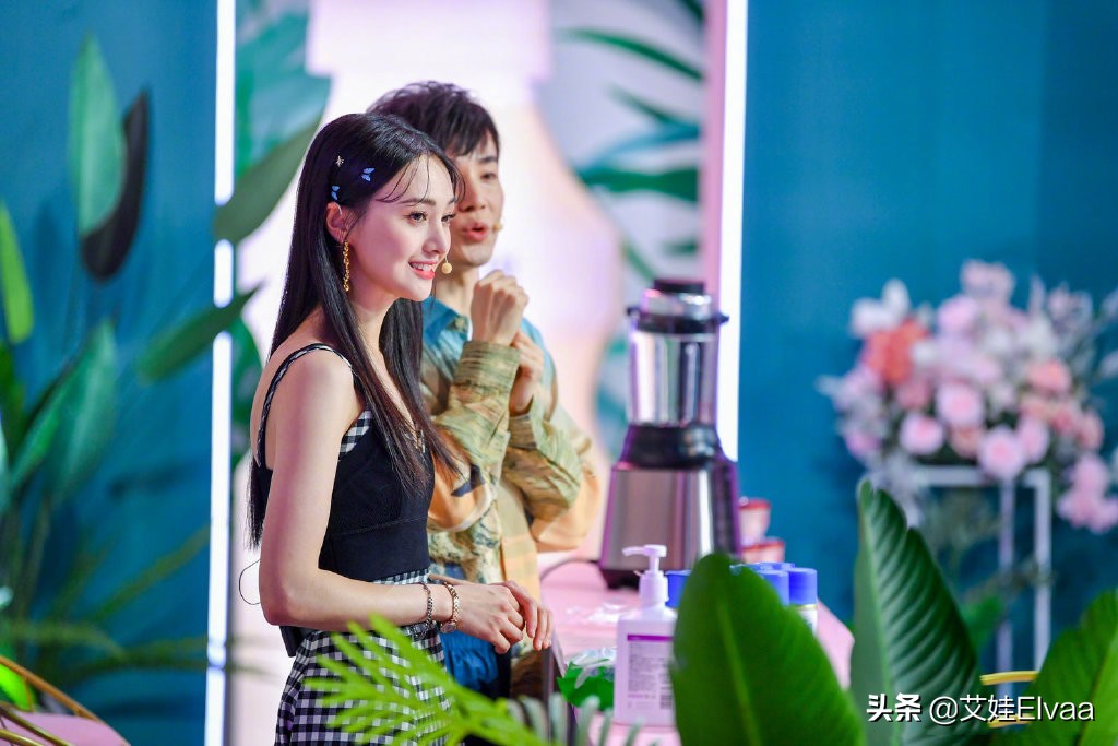 郑爽太心机，穿吊带裙还配内衣外穿秀马蜂腰，