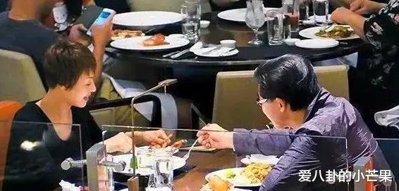 叶子楣近况同居20年男友去世后，独自遛狗鞋还穿