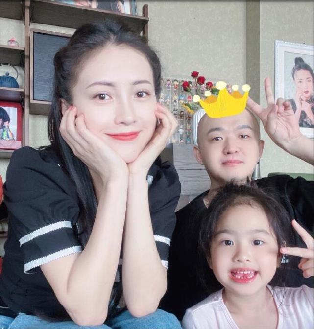 包文婧曬全家福為包貝爾慶生，6歲餃子變化大，大眼雙眼皮超漂亮