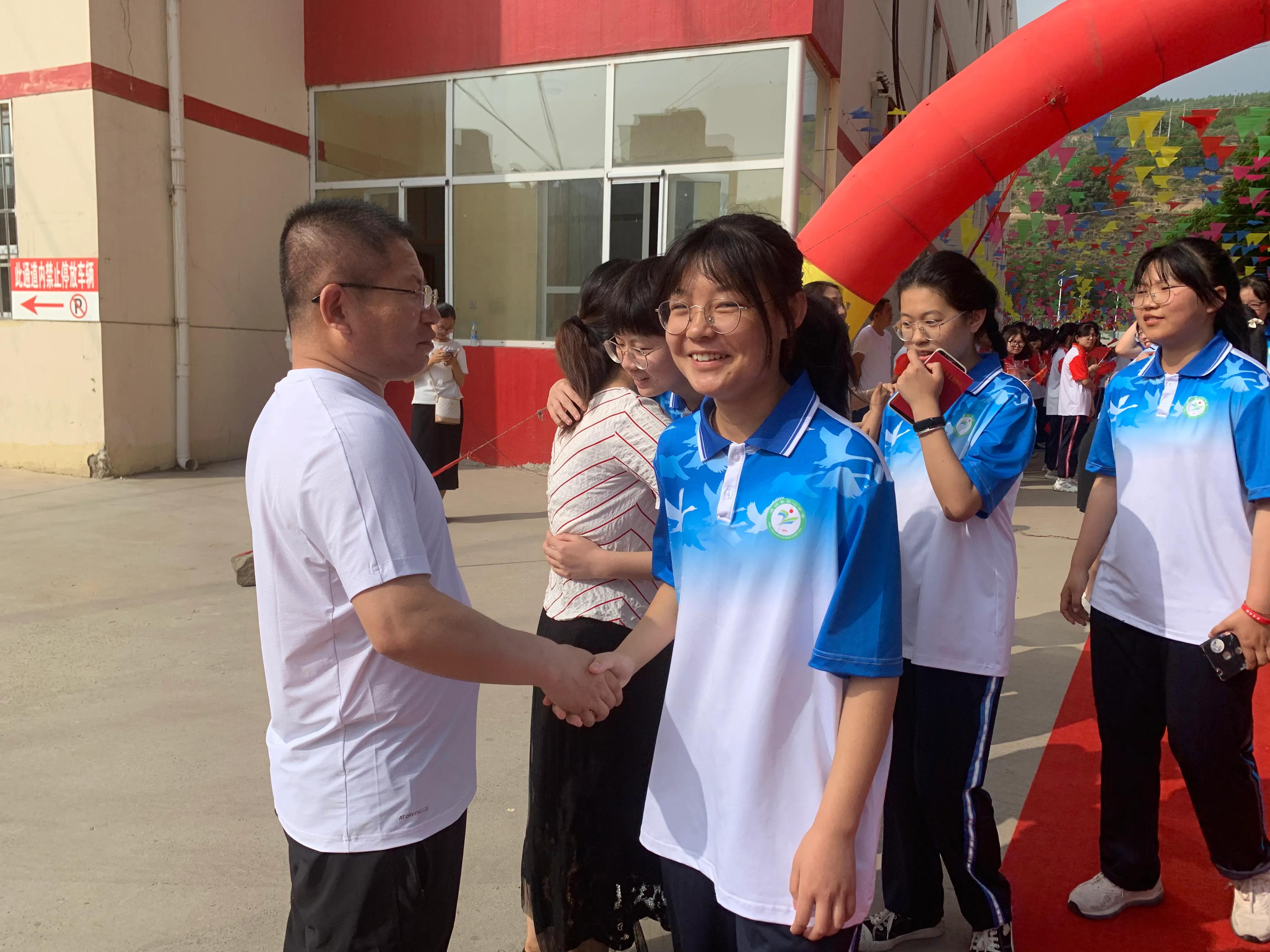 清澗縣昆山中學(xué)舉行2021屆畢業(yè)典禮(圖4) 清澗縣昆山中學(xué)舉行2021屆畢業(yè)典禮(圖4)