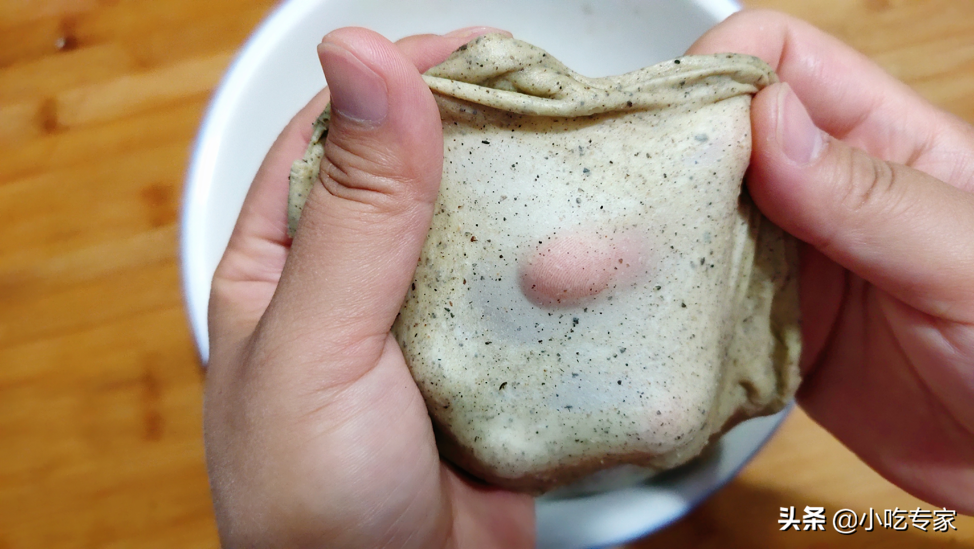 10年面点师详细讲解黑芝麻香酥油条做法，新手也能做的蓬松酥脆