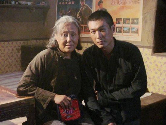 丈夫牺牲，为保孩子她给军阀做妾，晚年祭拜丈