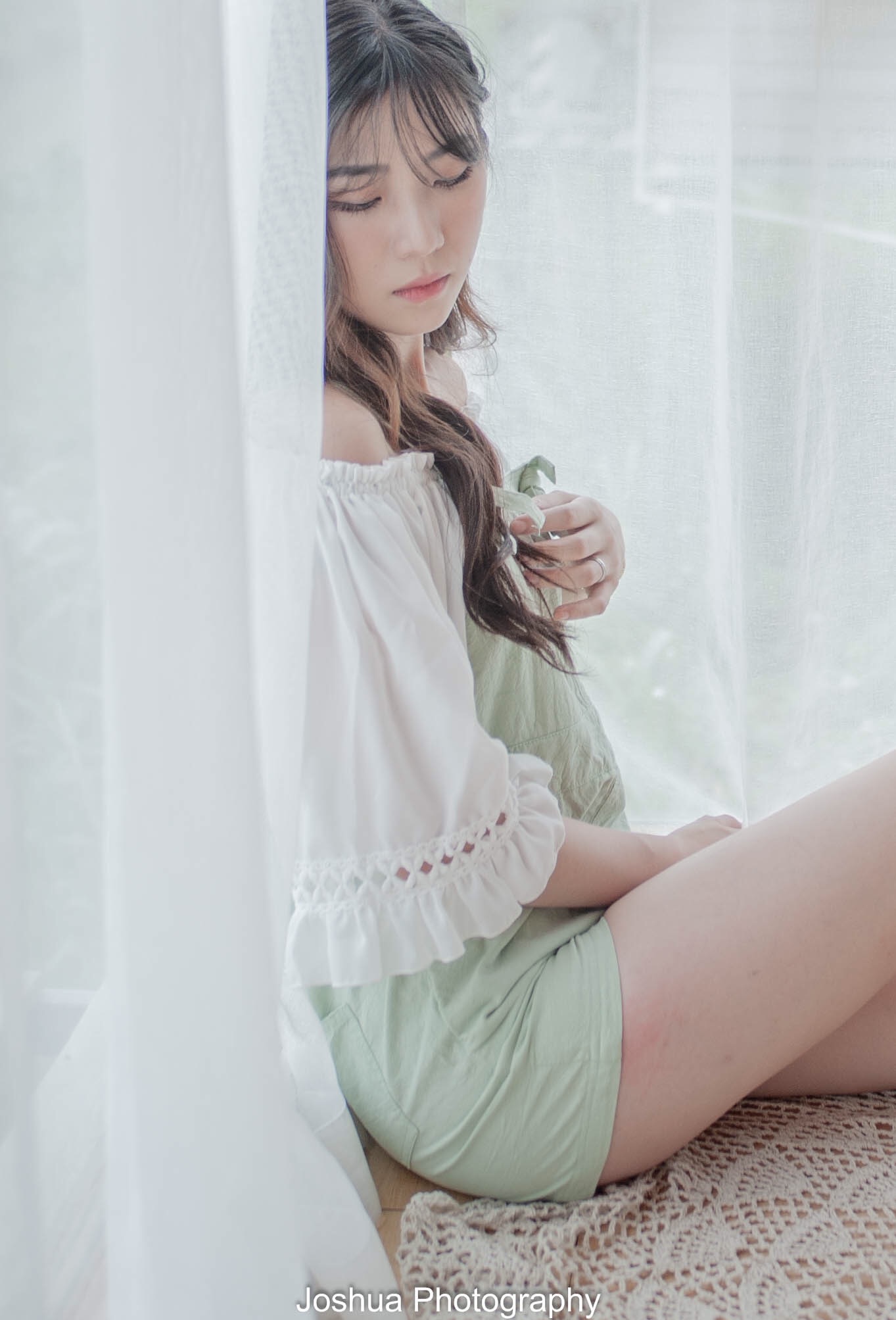 澄清的眼 她诱惑着人们看她的艳姿