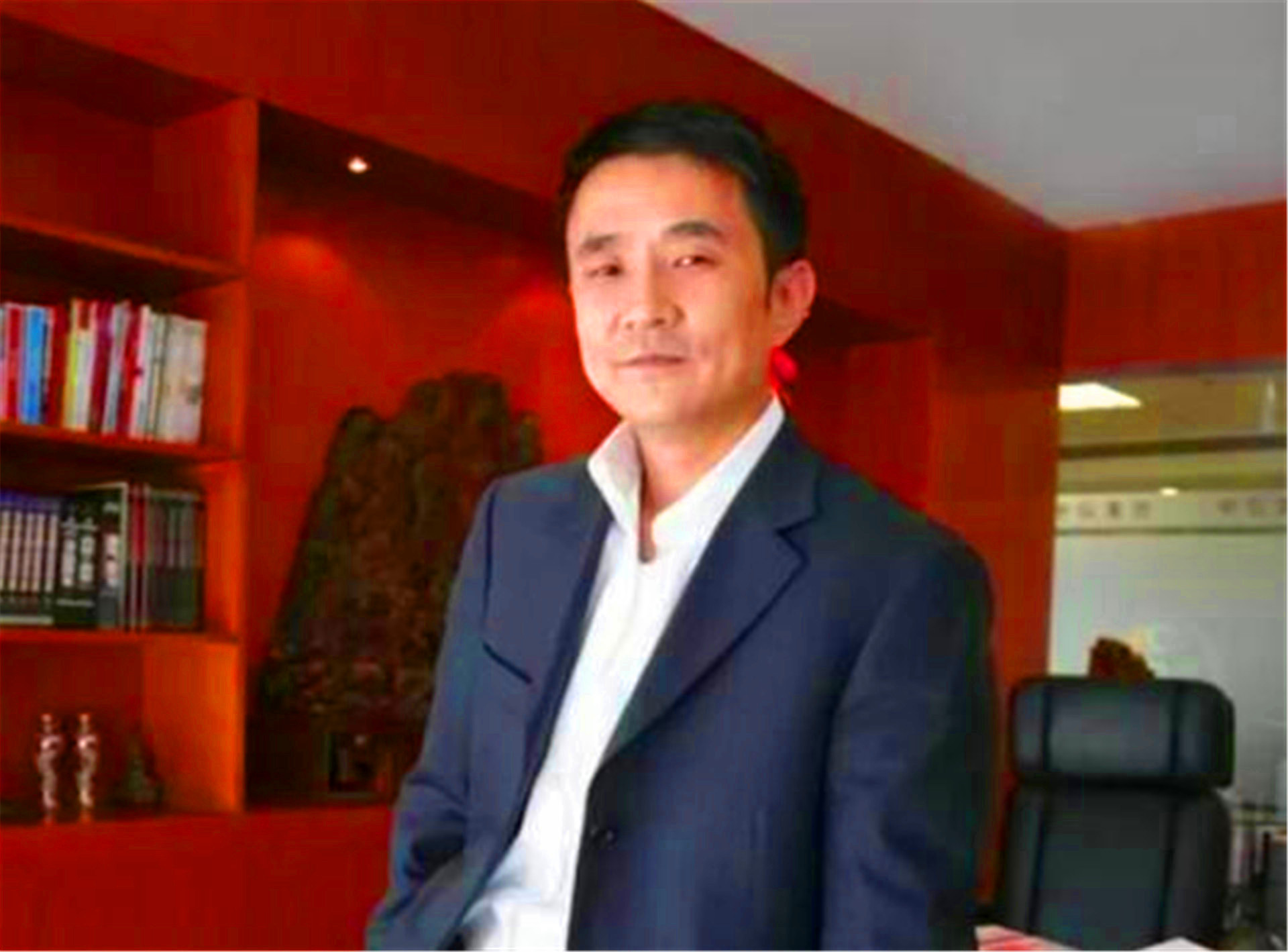 欠下800亿逃亡国外，带走一女明星和61个亿，父亲去世也不回来