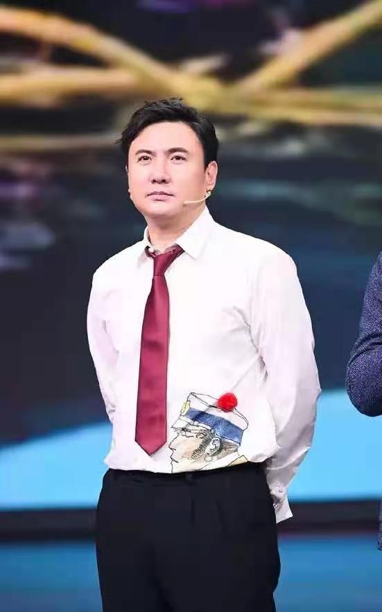 沈腾亲姐晒近照，巴掌脸配S曲线身材火辣，和弟弟同框像两代人？