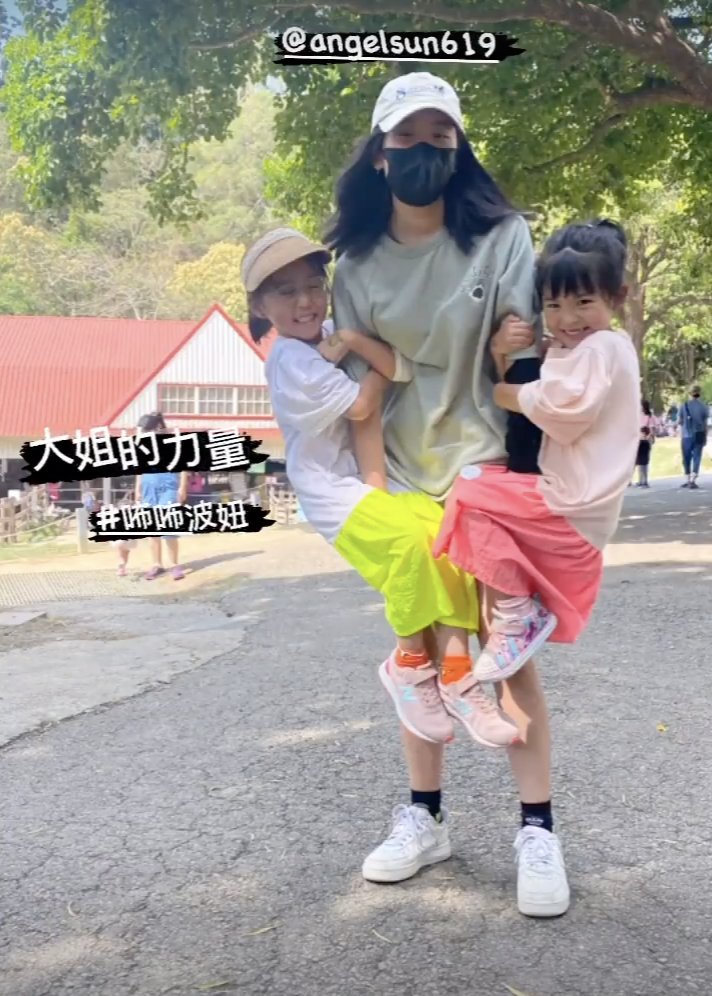賈靜雯帶三個女兒牧場遊玩，梧桐妹雙手拎起咘咘波妞，姐姐力max