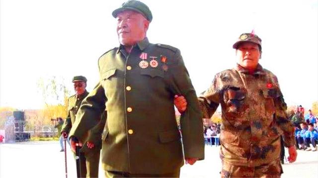 老父亲到部队去看儿子，让你们军长过来见我，