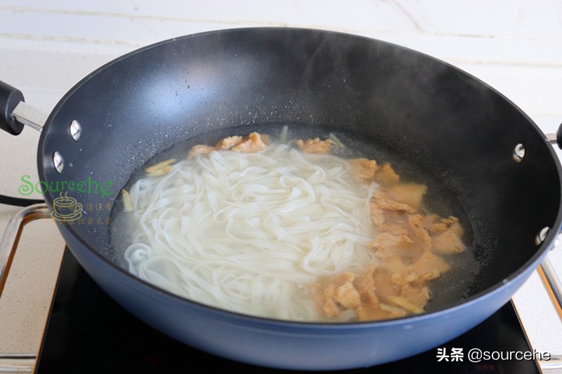 广东的沙河粉别只会炒，煮成汤粉更爽滑，连汤汁都清香味美