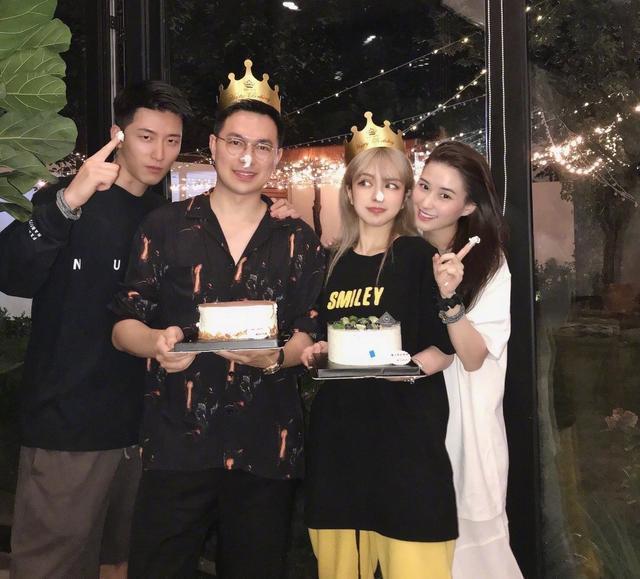 窦骁带何超莲回西安见家长，欣赏长恨歌，动作笑容一致太有夫妻相