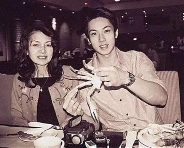 吴尊纪念母亲逝世18年，遵其遗愿做善事，儿女做蛋糕为奶奶上香
