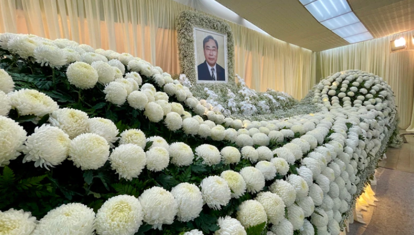 富商林建名設靈！林建岳現身頭髮花白顯憔悴，成龍劉德華等送花圈 - 資訊咖