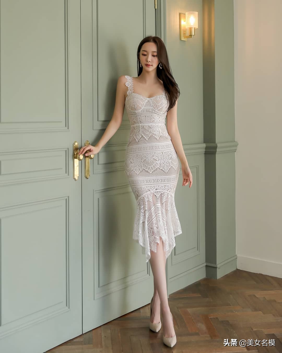 純白蕾絲連衣裙，知性優雅！