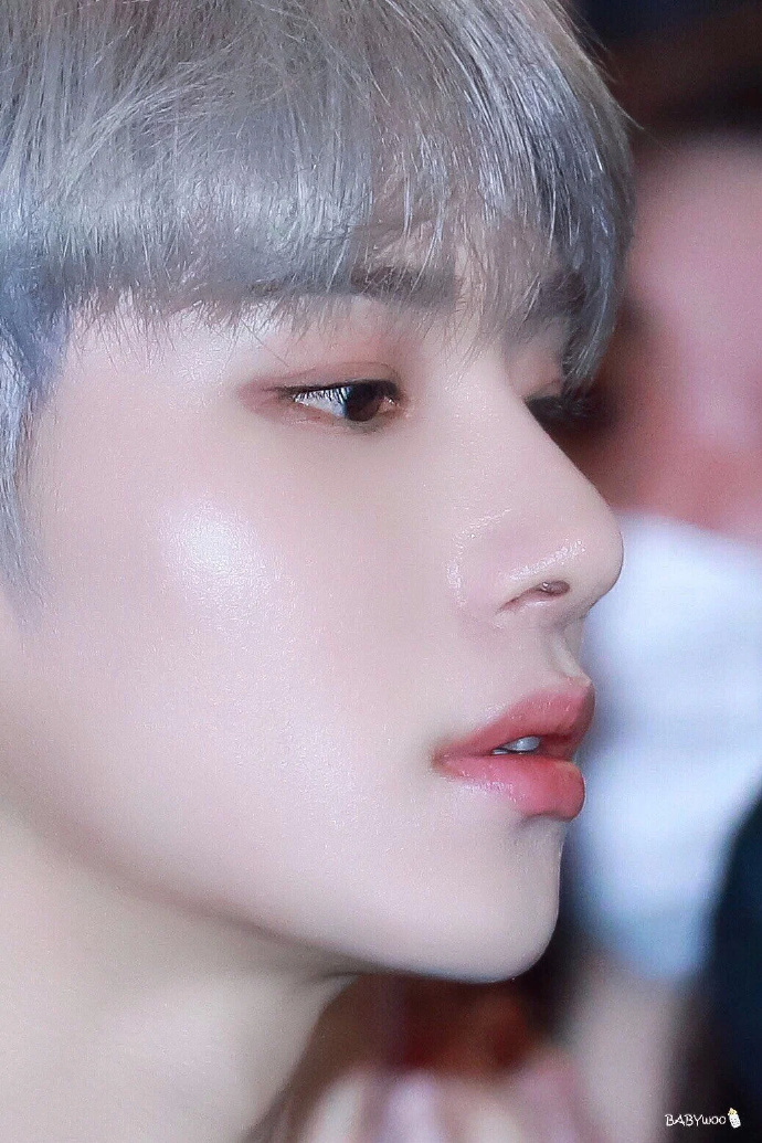 说到侧脸漂亮的男爱豆时,最先想起的爱豆,nct成员金廷祐