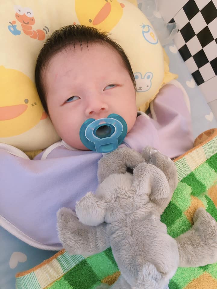 Newborns sleep "rolling their eyes", it is not disgusting and disdain