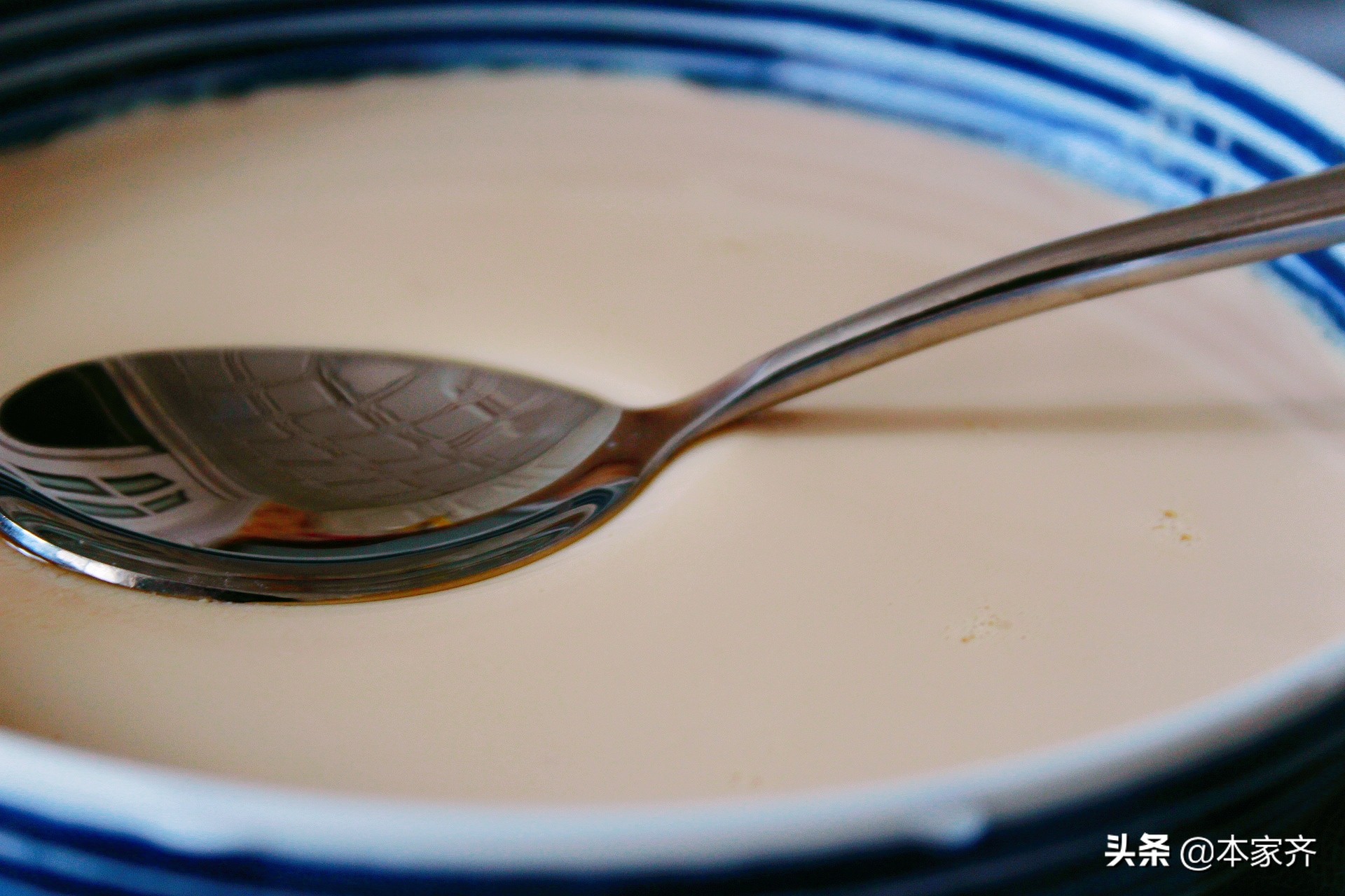 红糖姜撞奶，适合女人冬天吃的小甜品，香甜又暖胃，学会随吃随做