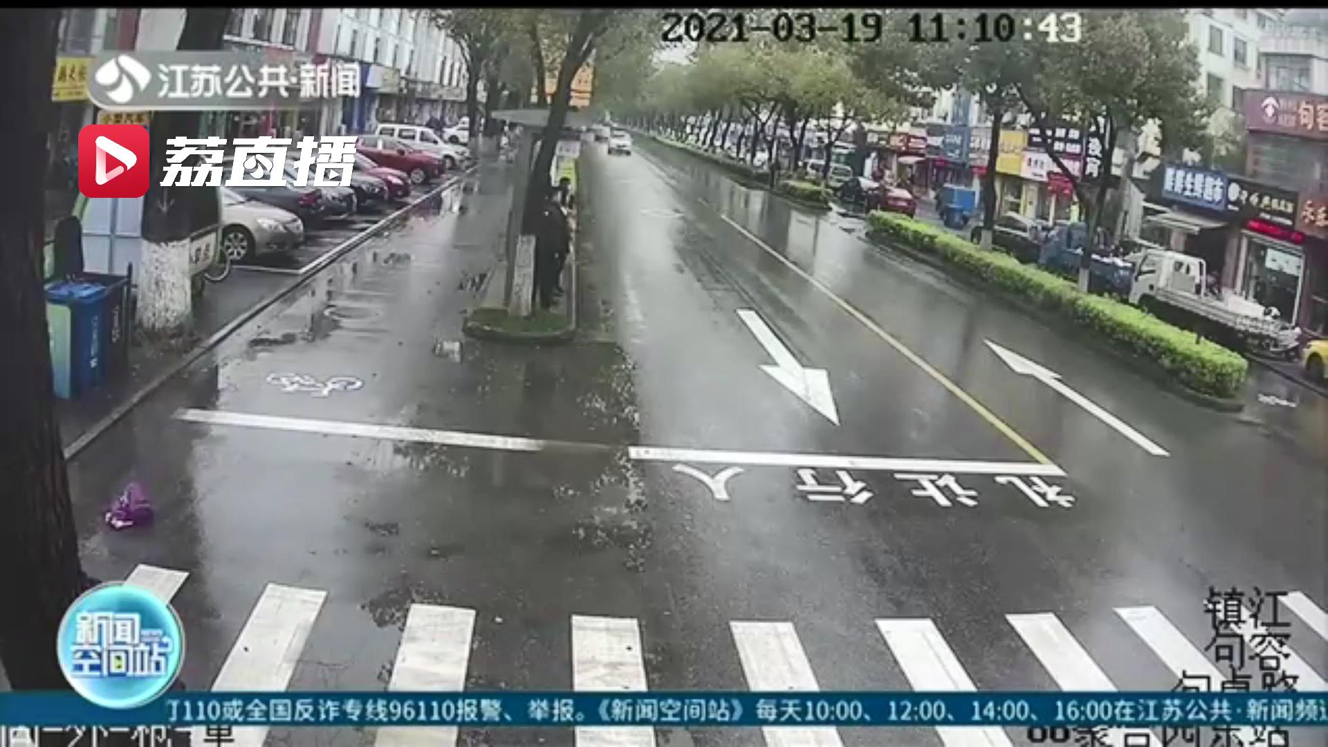 女子骑车一时大意弄丢40万元现金 市民拾金不昧送到派出所