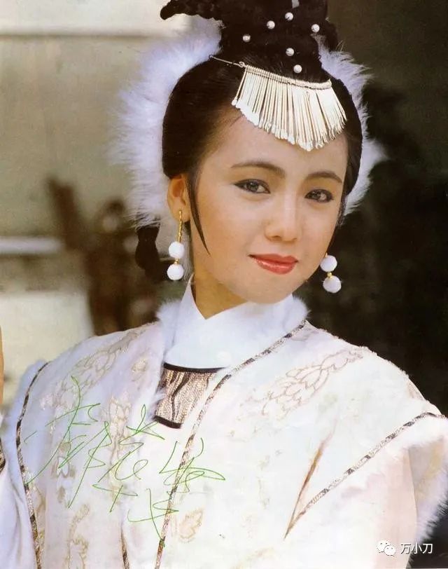 邓萃雯火辣情史：万梓良为她当街下跪，江华为她出轨而不后悔