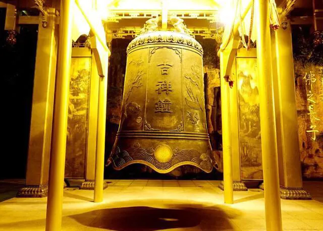 我国最高佛像，高达208米，门票120摸佛脚费50，游客依旧络绎不绝