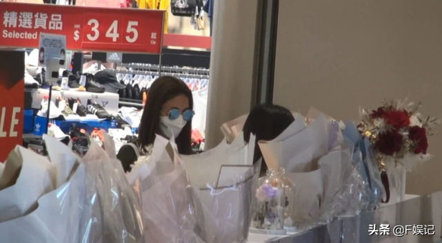 陳凱琳獨自拿幾大袋東西節儉搭電車回家還與老公鄭嘉穎暗暗撒狗糧