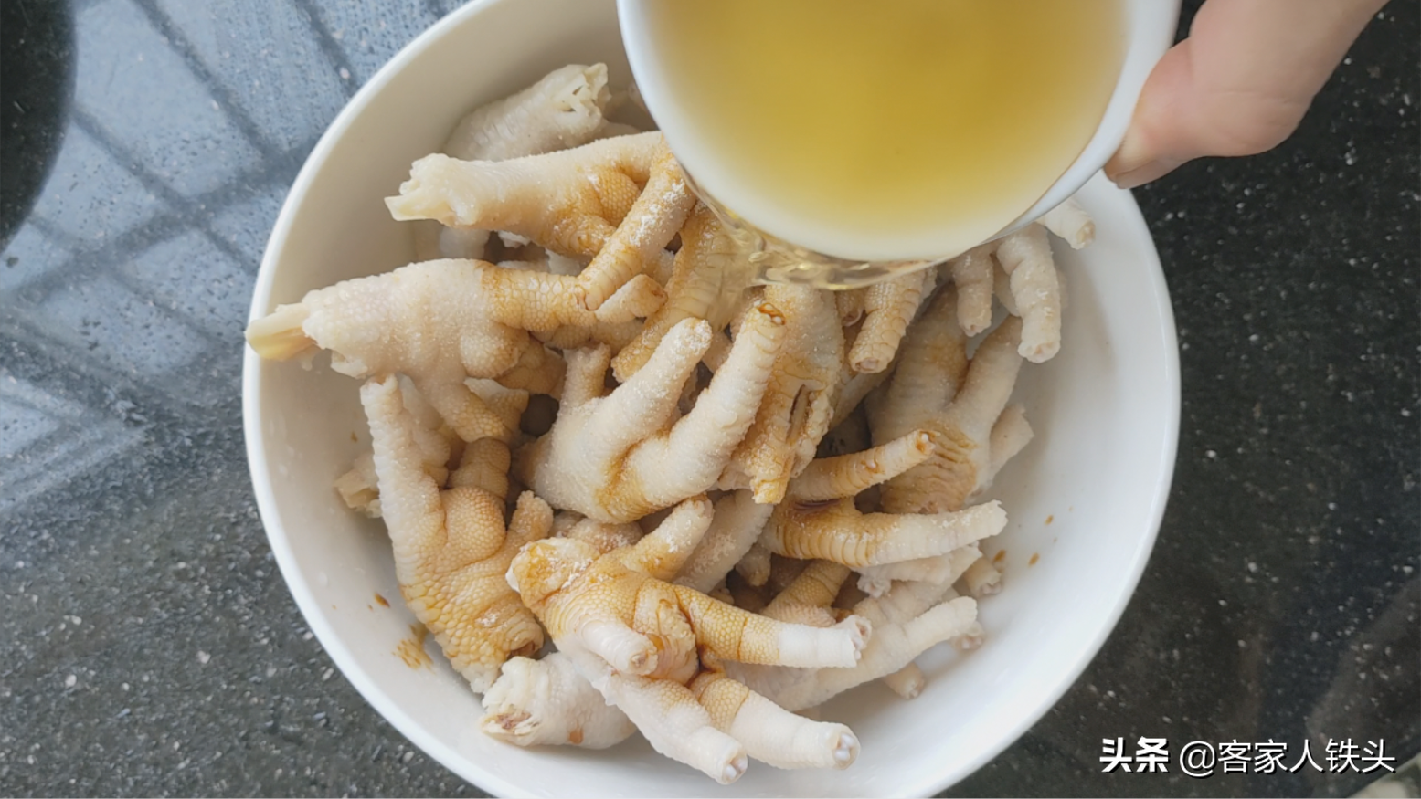 客家盐焗鸡爪新做法：一个电饭锅，几个小技巧，出锅好吃到不想停