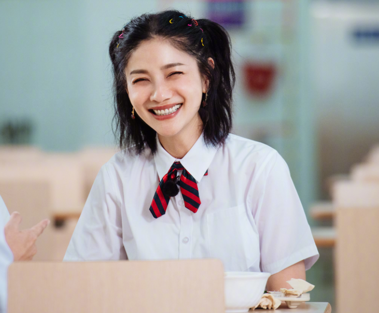 胡可晒四对夫妻校服照，女方青春靓丽男方帅气，我承认我羡慕了