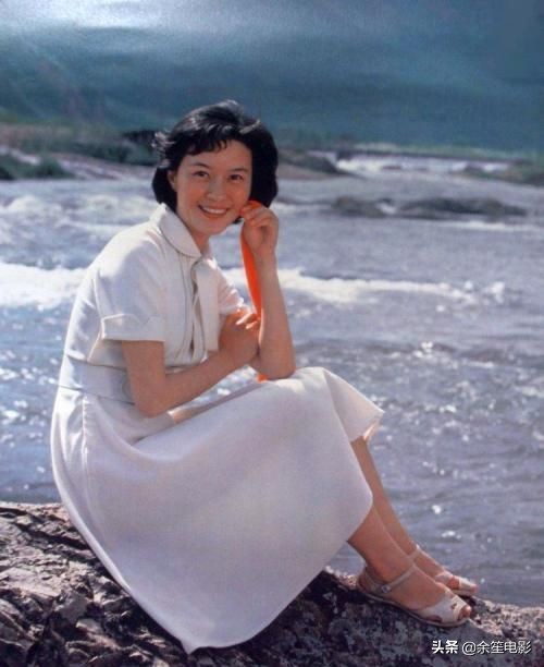 80年代当红女星方舒，二婚嫁给小十岁屠洪刚，如今过得怎么样了？